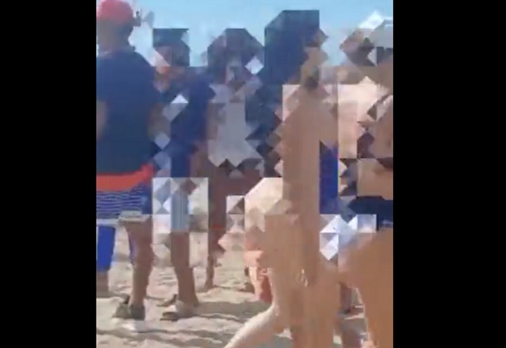 Nudista fue captada en las playas de Taganga y hasta la insultaron