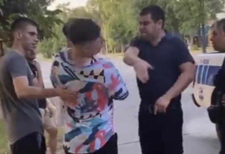 Policía de San Luis, Argentina, le pega a joven porque creyó que le dijo feo