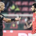 El árbitro Victor Gomes se hartó de Salah y le ofreció que pitara él la final