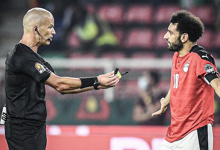 El árbitro Victor Gomes se hartó de Salah y le ofreció que pitara él la final