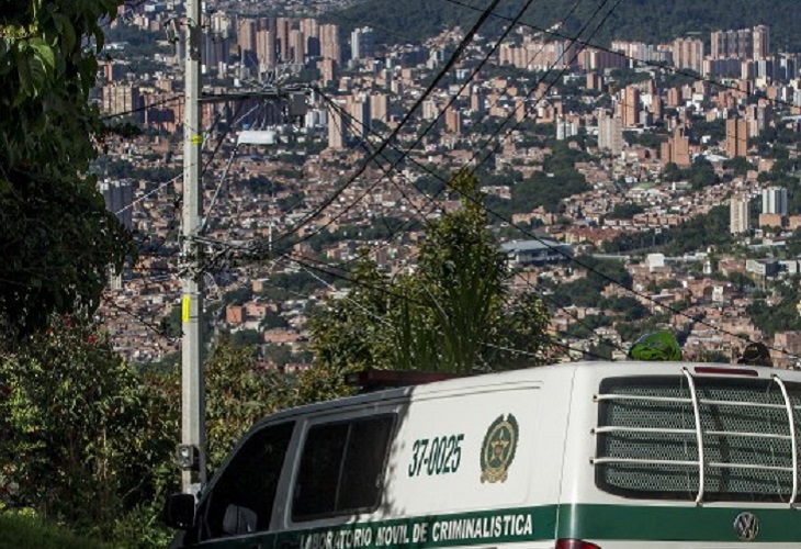 Hallan el cuerpo de una mujer embolsado y arrojado a un abismo en Medellín
