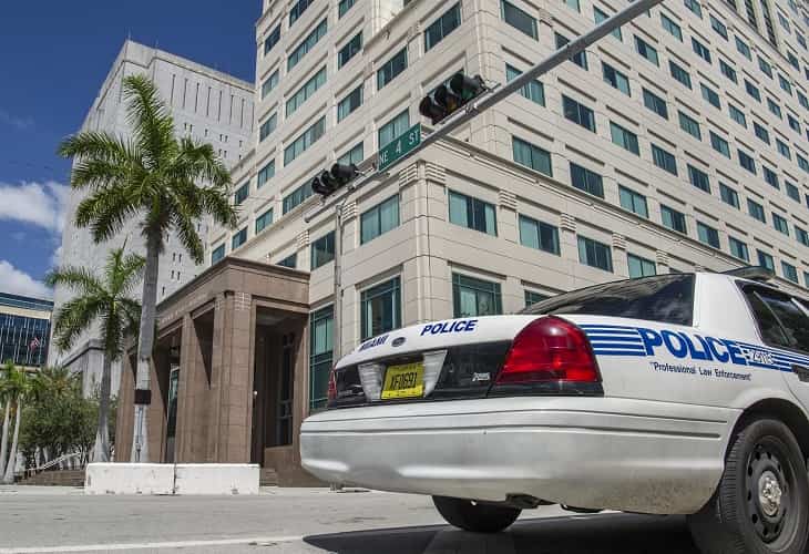 Arrestan a una mujer que arrojó a su perro desde un séptimo piso en Florida