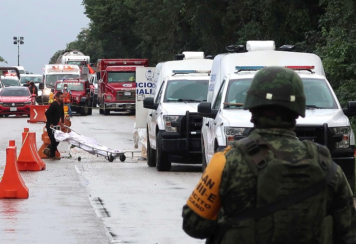 Autoridades rebajan a 8 la cifra de muertes en choque de autobús en México