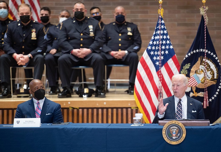 Biden promete más medidas ante el repunte de la violencia armada en EE.UU.