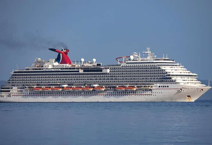 Buscan a pasajera que saltó por la borda de crucero en el Golfo de México