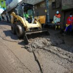 Ciudadanos se unen a la limpieza en Quito por el aluvión que deja 28 muertos
