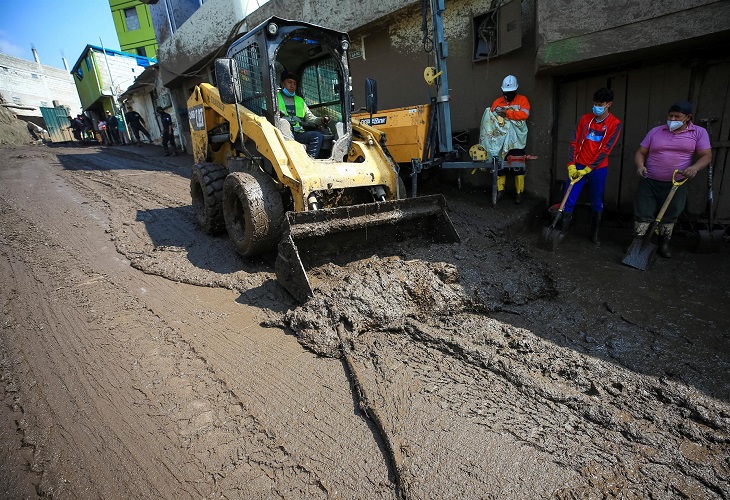 Ciudadanos se unen a la limpieza en Quito por el aluvión que deja 28 muertos