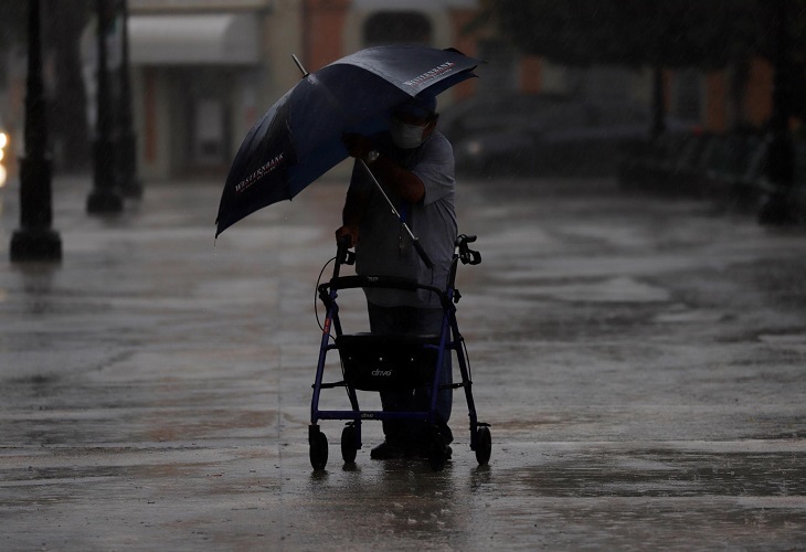Decenas de refugiados y ríos fuera cauce causados por lluvias en Puerto Rico