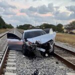 Una mujer y su hijo salen de un carro antes de chocar con tren en Delray Beach