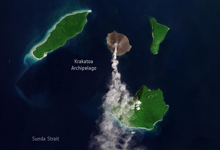 El volcán indonesio Anak Krakatau expulsa ceniza a 2 kilómetros de altura