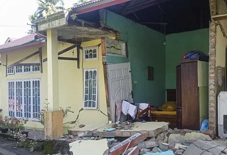 Elevan a siete los muertos por el terremoto de 6,2 en lndonesia