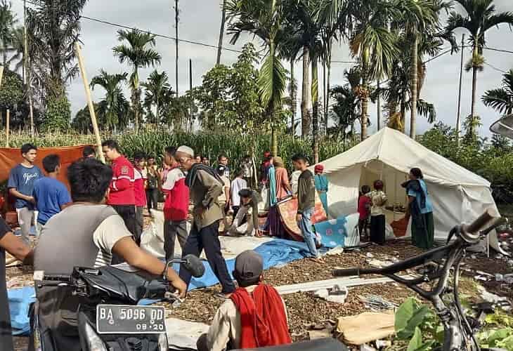Equipos de rescate en Indonesia buscan a 6 desaparecidos tras el sismo en Sumatra