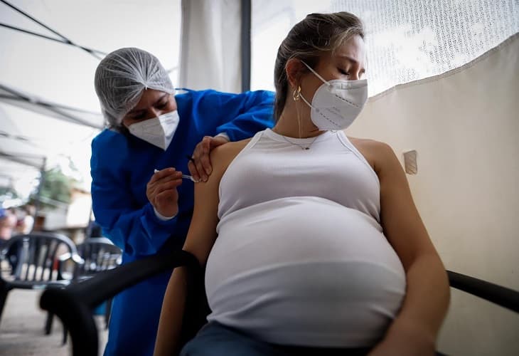 Estudio confirma que vacuna a embarazadas previene hospitalización de bebés