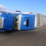 Fuertes ráfagas de viento vuelcan ocho tráileres en el sur de México