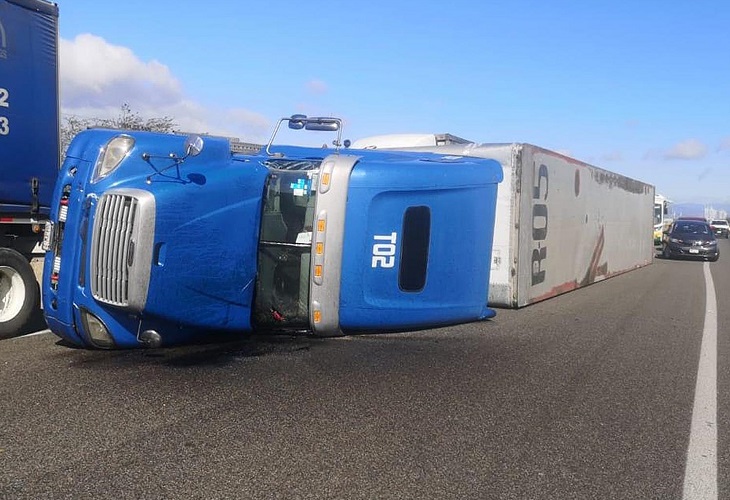 Fuertes ráfagas de viento vuelcan ocho tráileres en el sur de México