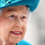 Isabel II, enferma de covid con síntomas leves