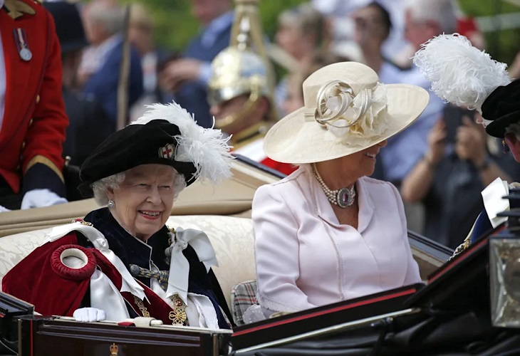 Isabel II prepara su sucesión con un gesto a Carlos en el Jubileo de Platino