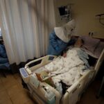 Israel registra récord de ingresados graves mientras se reducen los contagios