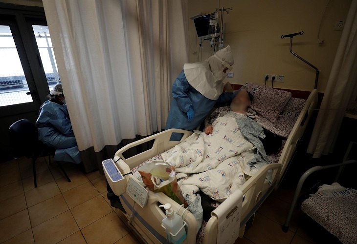 Israel registra récord de ingresados graves mientras se reducen los contagios