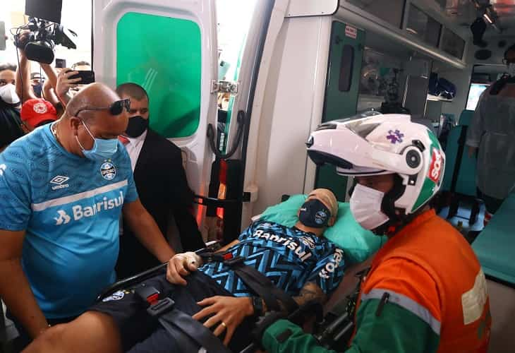 Jugadores del Gremio resultan heridos por pedradas al autobús