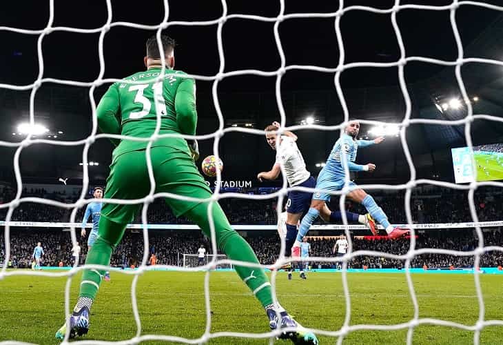 Kane derriba al City y reanima la Premier