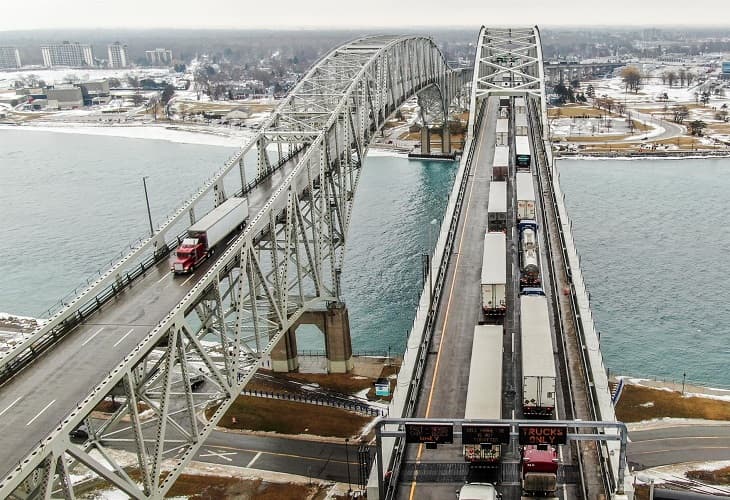 La Policía canadiense despeja el bloqueo del puente internacional Ambassador
