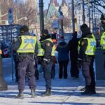 La Policía canadiense detiene a un grupo de manifestantes con armas de fuego