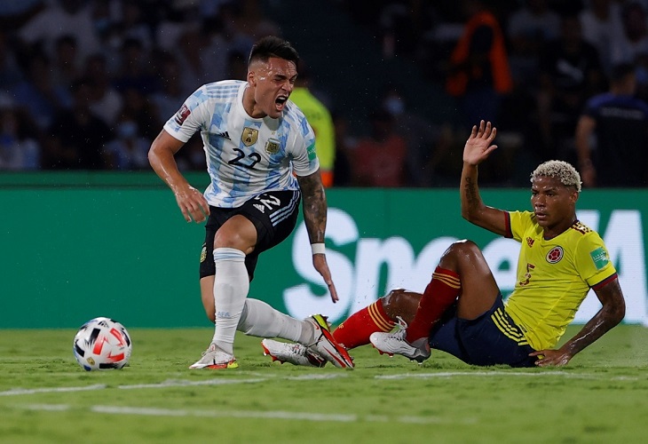 Lautaro Martínez arroja una palada de tierra a Colombia