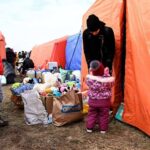 Los ucranianos hallan una puerta abierta que Hungría cerró a otros refugiados