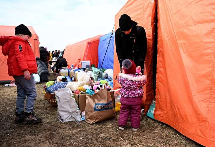 Los ucranianos hallan una puerta abierta que Hungría cerró a otros refugiados