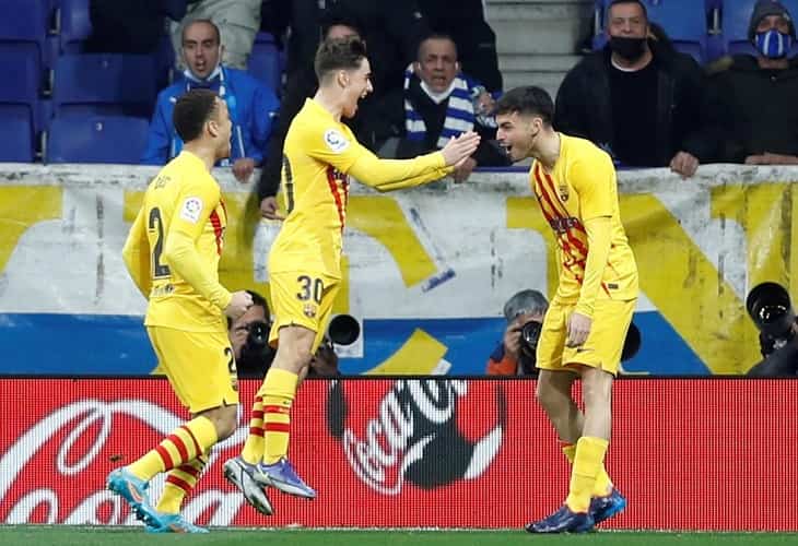 Luuk de Jong rescata al Barcelona en un derbi de alto voltaje