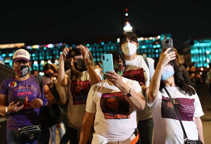 Mexicanas atacadas con ácido protestan en Palacio Nacional contra la impunidad