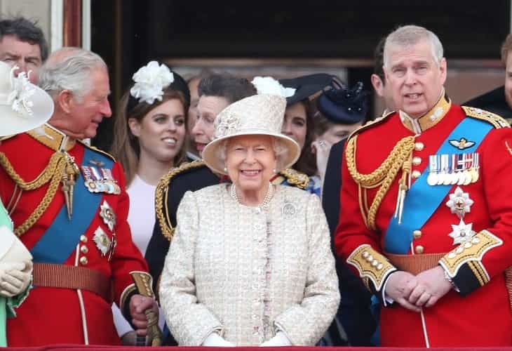 Isabel II ayudará al príncipe Andrés a pagar a su denunciante, según un diario