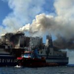 Rescatan vivo a uno de los 12 desaparecidos del ferry incendiado en Grecia