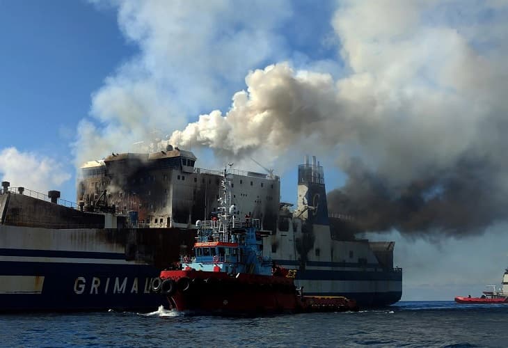 Rescatan vivo a uno de los 12 desaparecidos del ferry incendiado en Grecia
