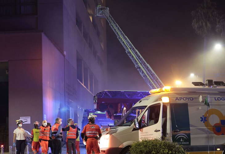 Siete adultos y un bebé afectados por humos en el incendio de un hotel en Sevilla