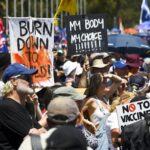 Tres arrestados en una multitudinaria protesta antivacunas en Australia