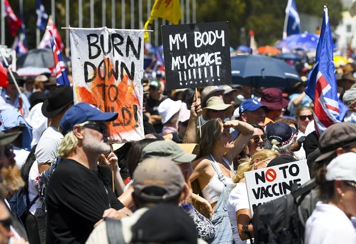 Tres arrestados en una multitudinaria protesta antivacunas en Australia