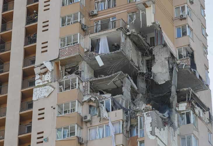 Ucrania reconoce 198 muertos, Rusia lanza misiles contra 800 objetivos