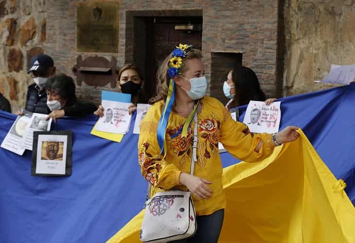 Ucranianos protestan contra la invasión ante la embajada rusa en Colombia