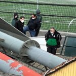 Un muerto tras caer una torre de luz sobre el campo de fútbol del Lenense