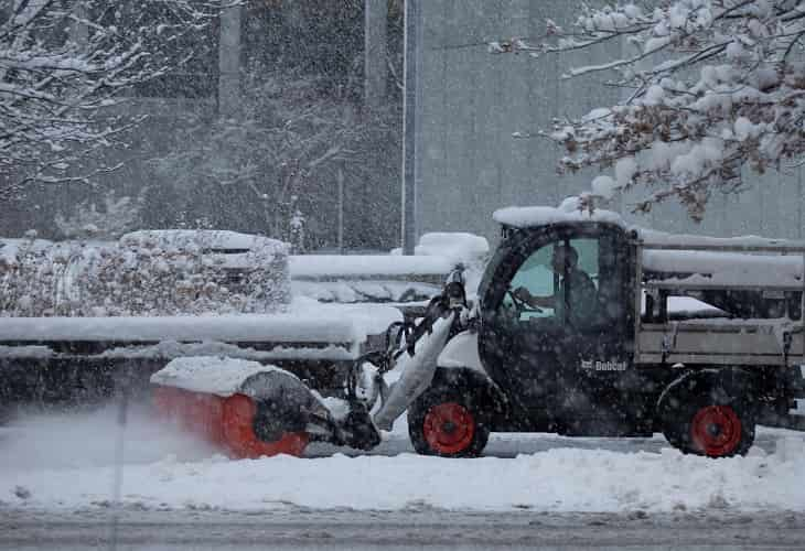 Una tormenta invernal con dañinas nevadas avanza hacia el este en EE.UU.