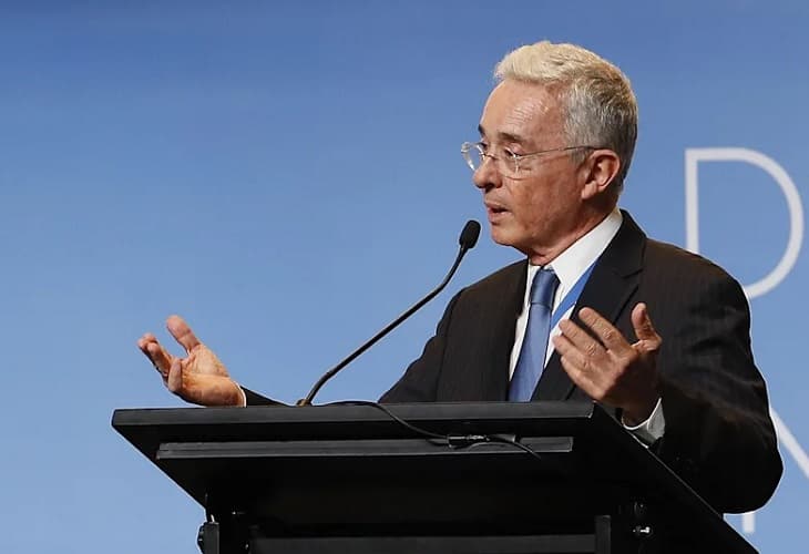 Uribe alerta en un foro derechista sobre los peligros de un gobierno de Petro
