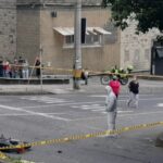 Motociclista muere tras arrollar a peatón en una calle de Sabaneta