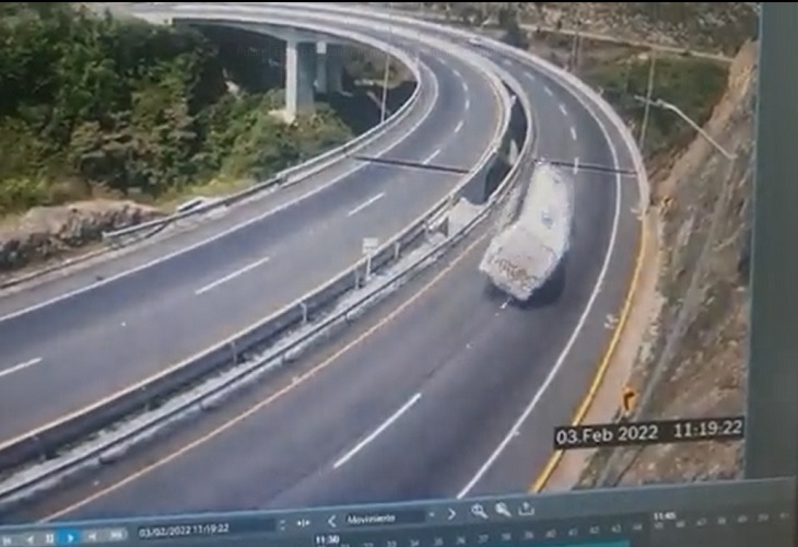 Video de accidente de bus en la vía Panamericana, en Nariño