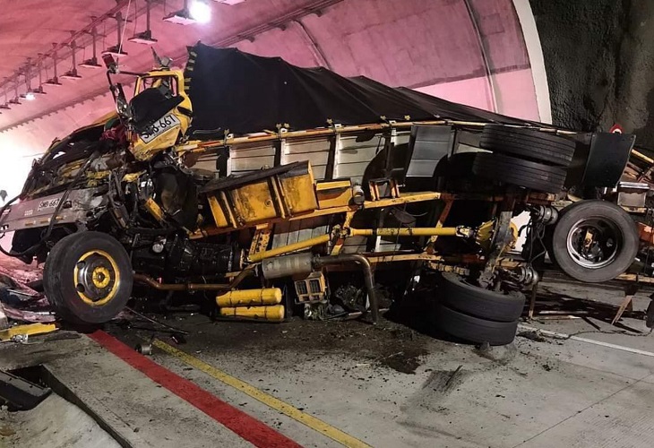 Camión sufre accidente en el Túnel Las Mariposas en Alto de la Línea-Calarcá