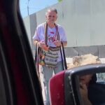 En las calles de Santa Marta se gana la vida Álvaro Lemmon, el 'hombre caimán'