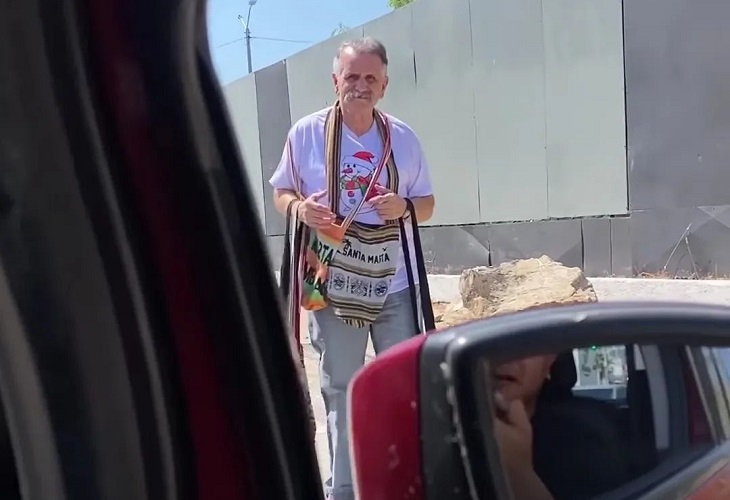 En las calles de Santa Marta se gana la vida Álvaro Lemmon, el 'hombre caimán'