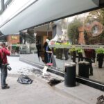 Encapuchados destruyen fachada de hotel Radisson donde se celebraba el Foro Madrid