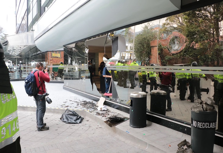 Encapuchados destruyen fachada de hotel Radisson donde se celebraba el Foro Madrid